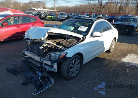 2015 Mercedes-Benz C 300 4Matic z USA, uszkodzony, nr VIN 55SWF4KBXFU081919